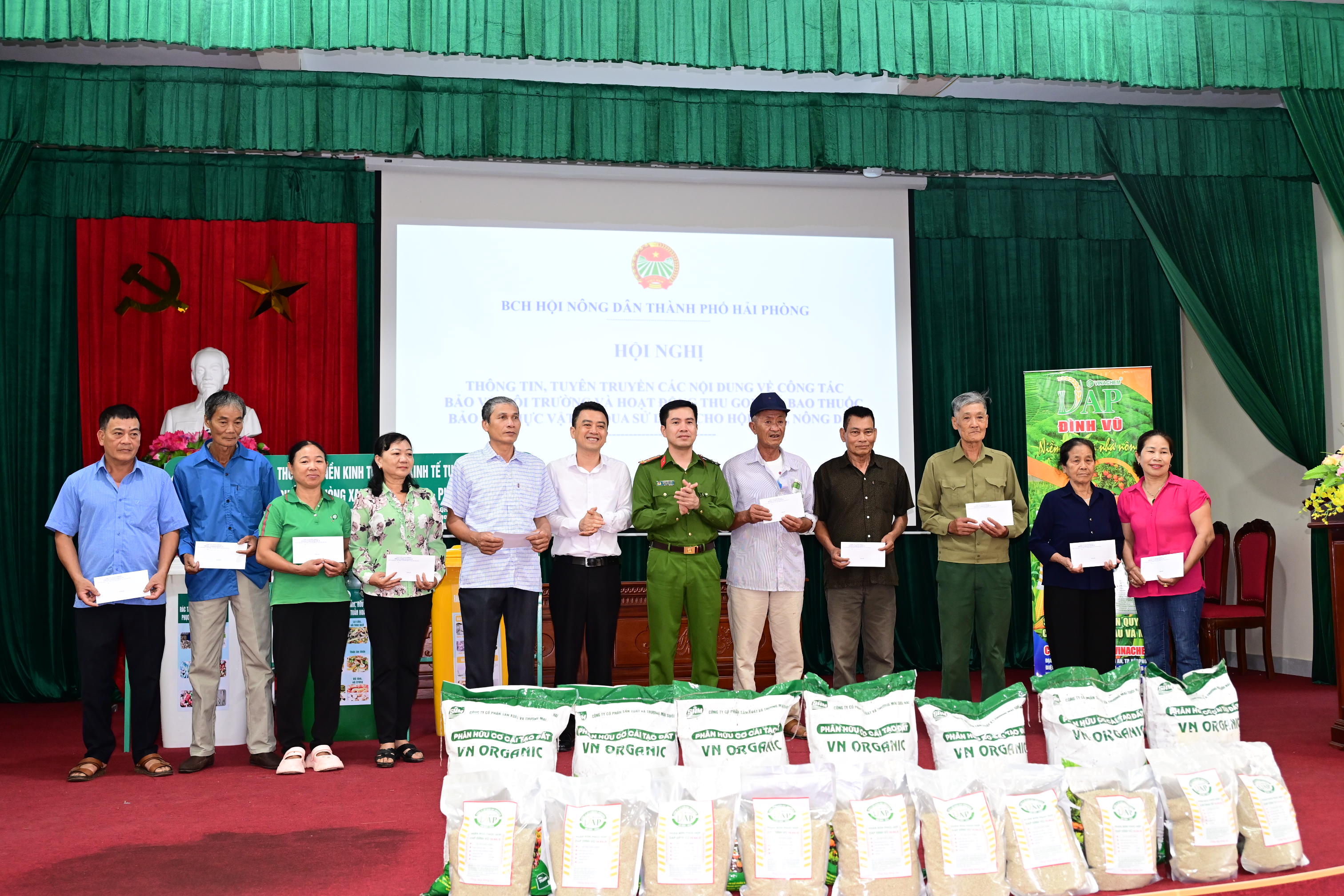 Phòng Cảnh sát Kinh tế: Tuyên truyền phân loại rác thải, chống rác thải nhựa tới gần 500 hội viên Hội Nông dân và nông dân